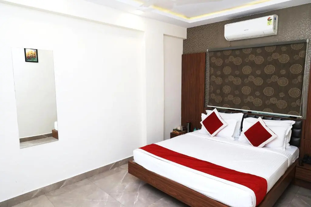 Сурат: Hotel Sai Neel