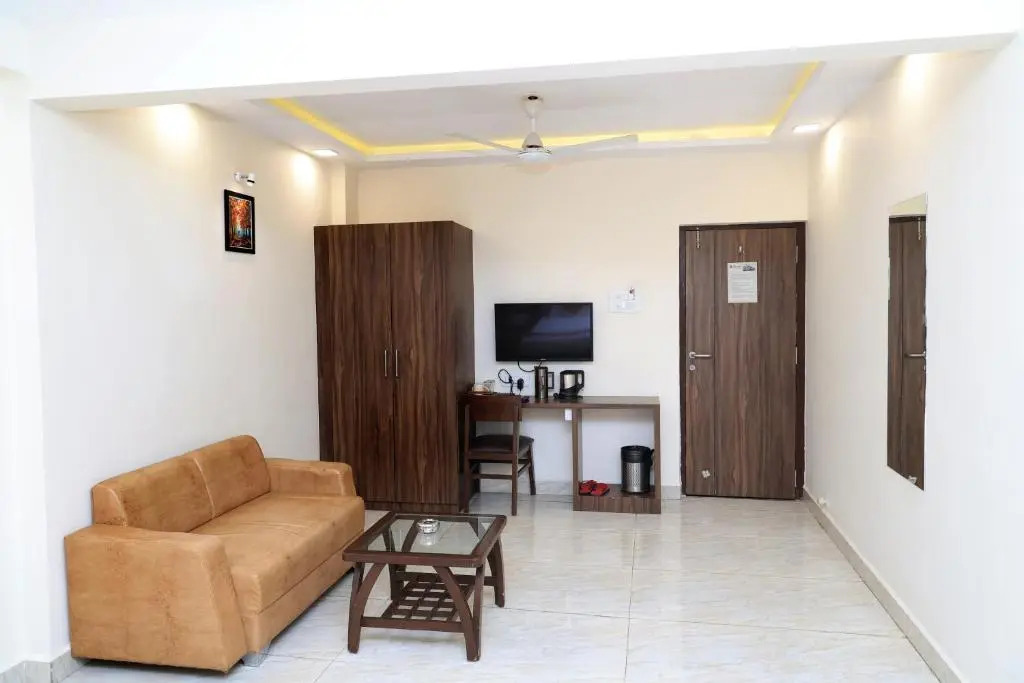 Сурат: Hotel Sai Neel