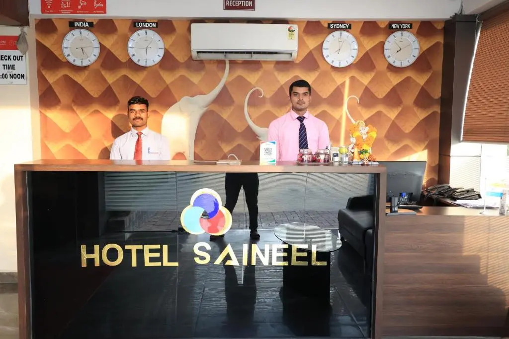 Сурат: Hotel Sai Neel