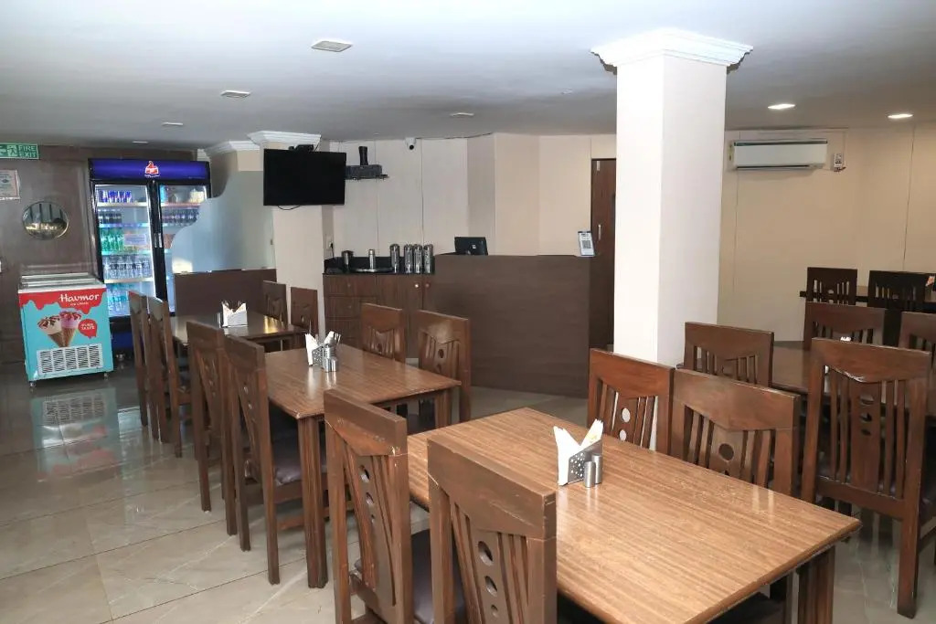 Сурат: Hotel Sai Neel