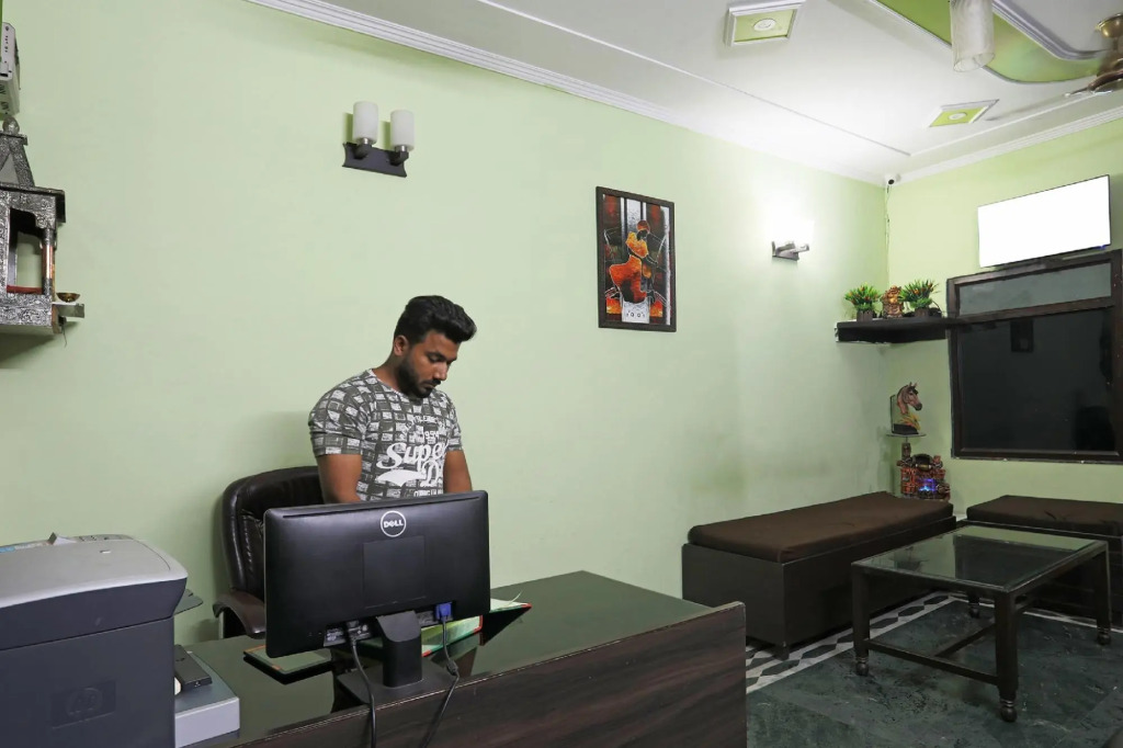 Нойда: OYO 46228 Krishna Residency