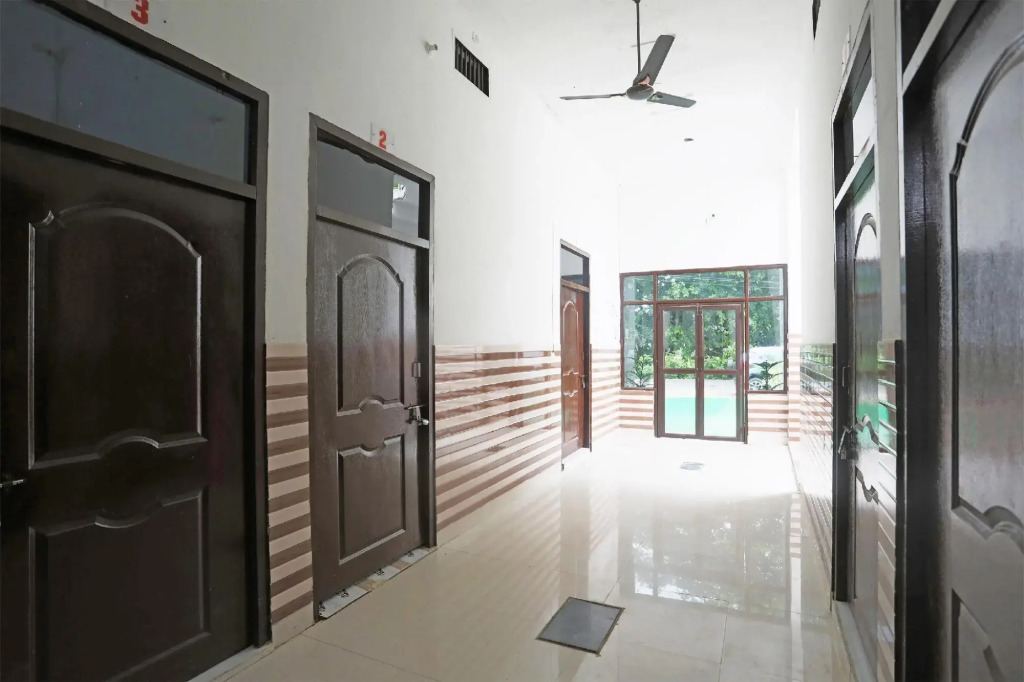 Нойда: OYO 46228 Krishna Residency
