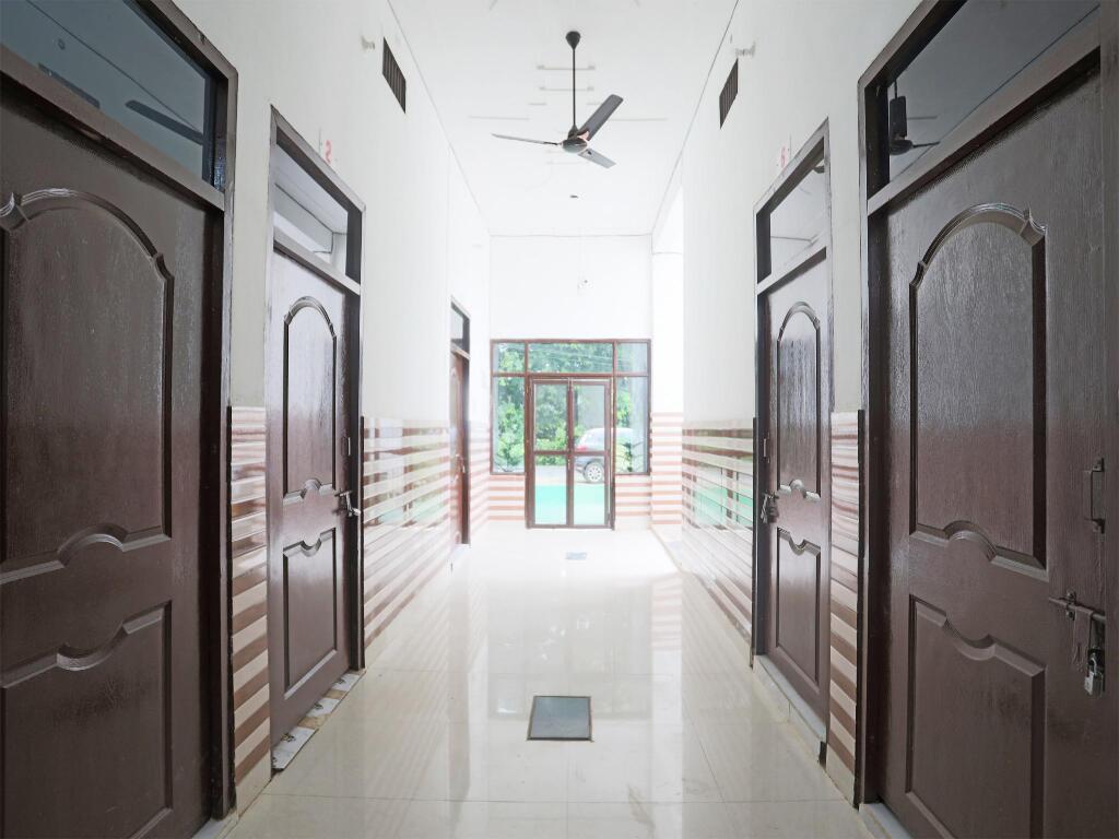 Нойда: OYO 46228 Krishna Residency
