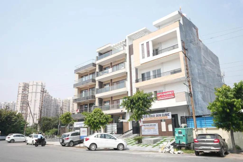 Нойда: Gupta Residency Near Noida Sector 50 Metro Station