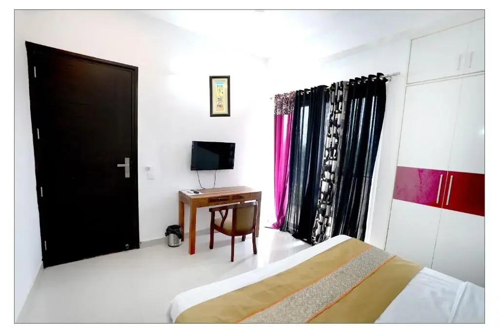 Нойда: Gupta Residency Near Noida Sector 50 Metro Station