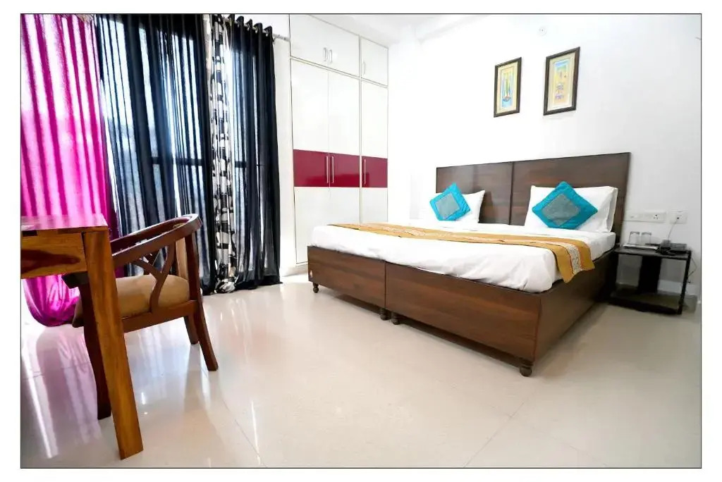 Нойда: Gupta Residency Near Noida Sector 50 Metro Station