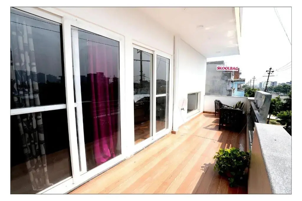 Нойда: Gupta Residency Near Noida Sector 50 Metro Station