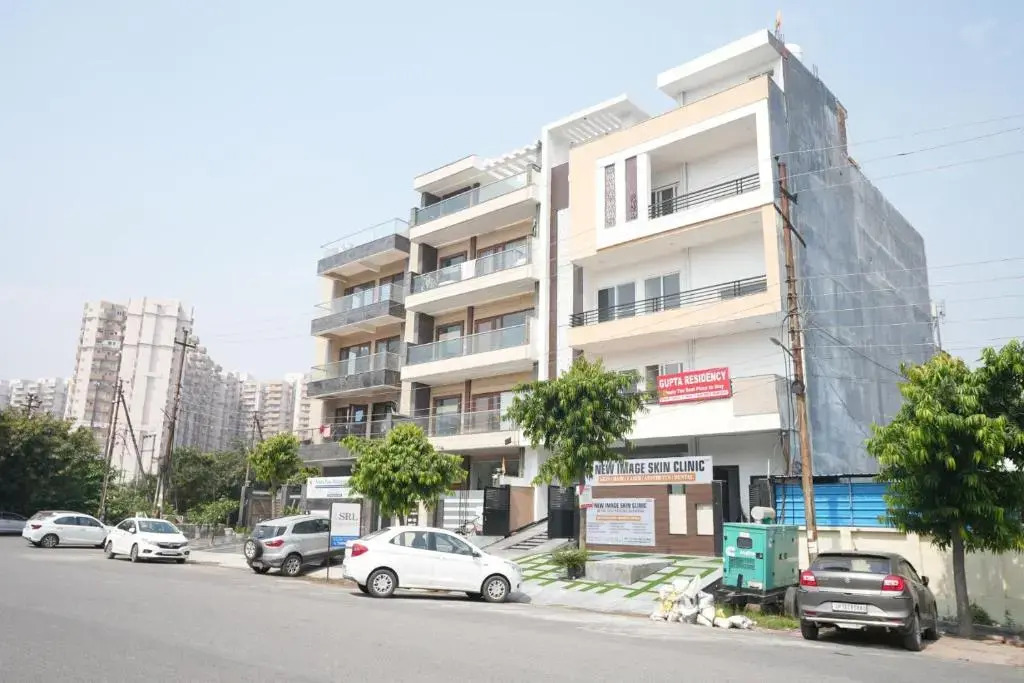 Нойда: Gupta Residency Near Noida Sector 50 Metro Station