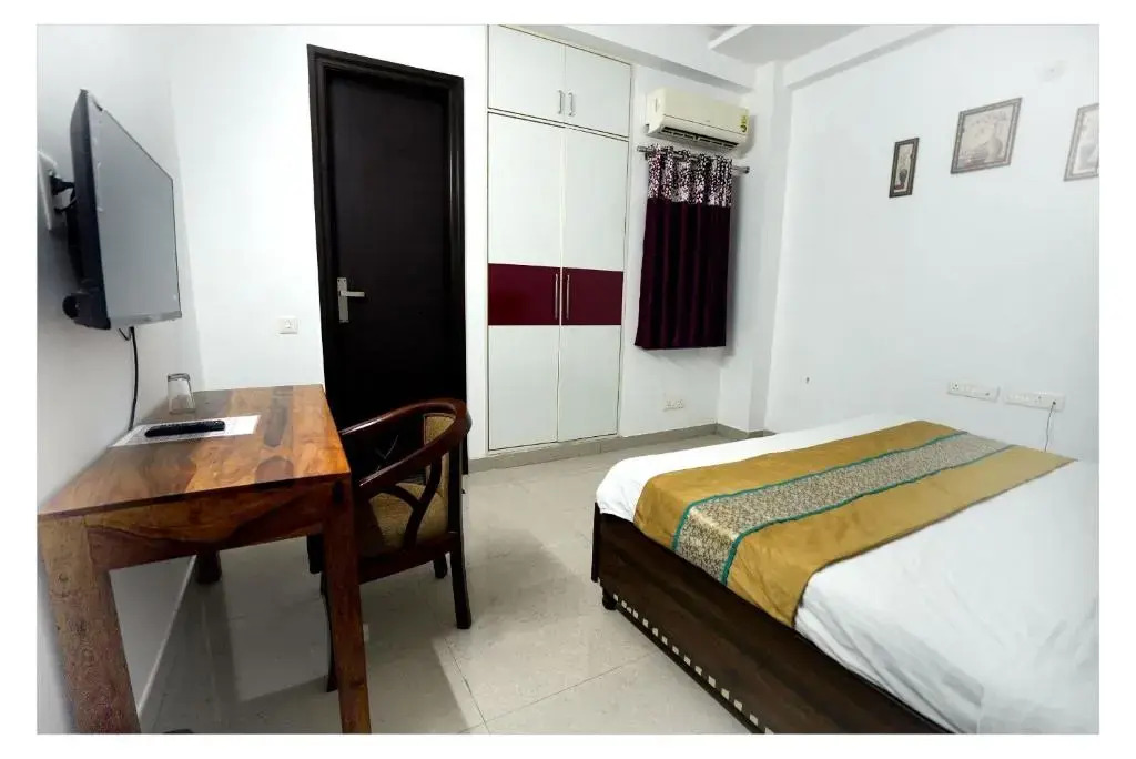 Нойда: Gupta Residency Near Noida Sector 50 Metro Station