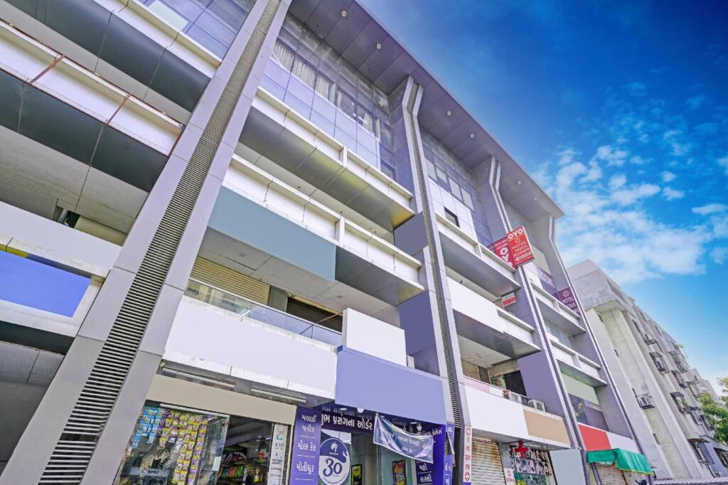 Сурат: OYO 80576C Hotel Nova Rooms