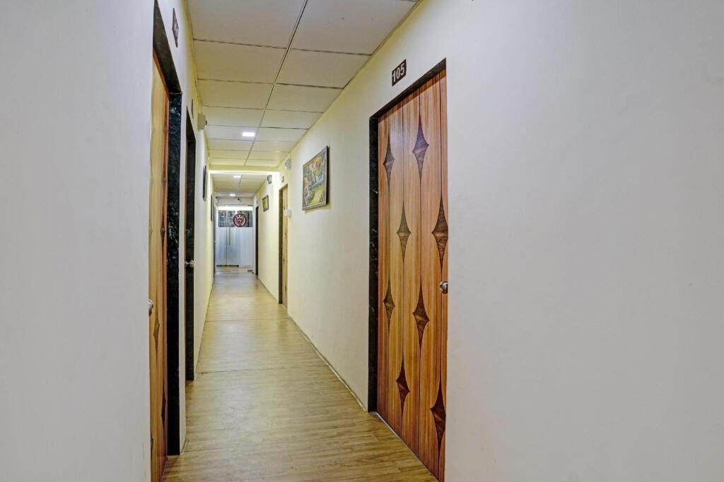 Сурат: OYO 80576C Hotel Nova Rooms