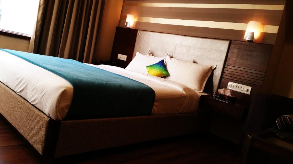 Сурат: OYO 80576C Hotel Nova Rooms