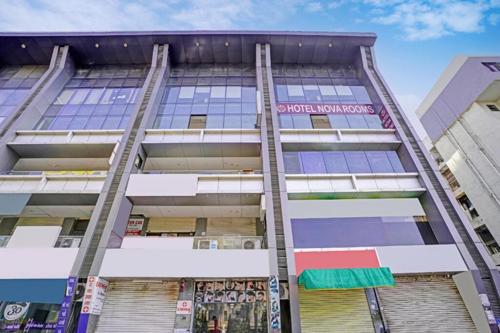 Сурат: OYO 80576C Hotel Nova Rooms