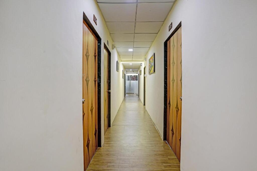 Сурат: OYO 80576C Hotel Nova Rooms