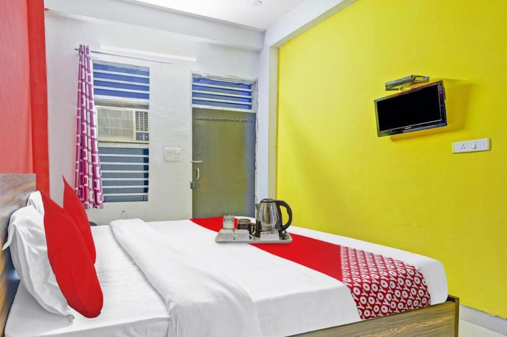 Бхивади: Oyo 82775 Radhe Hotel