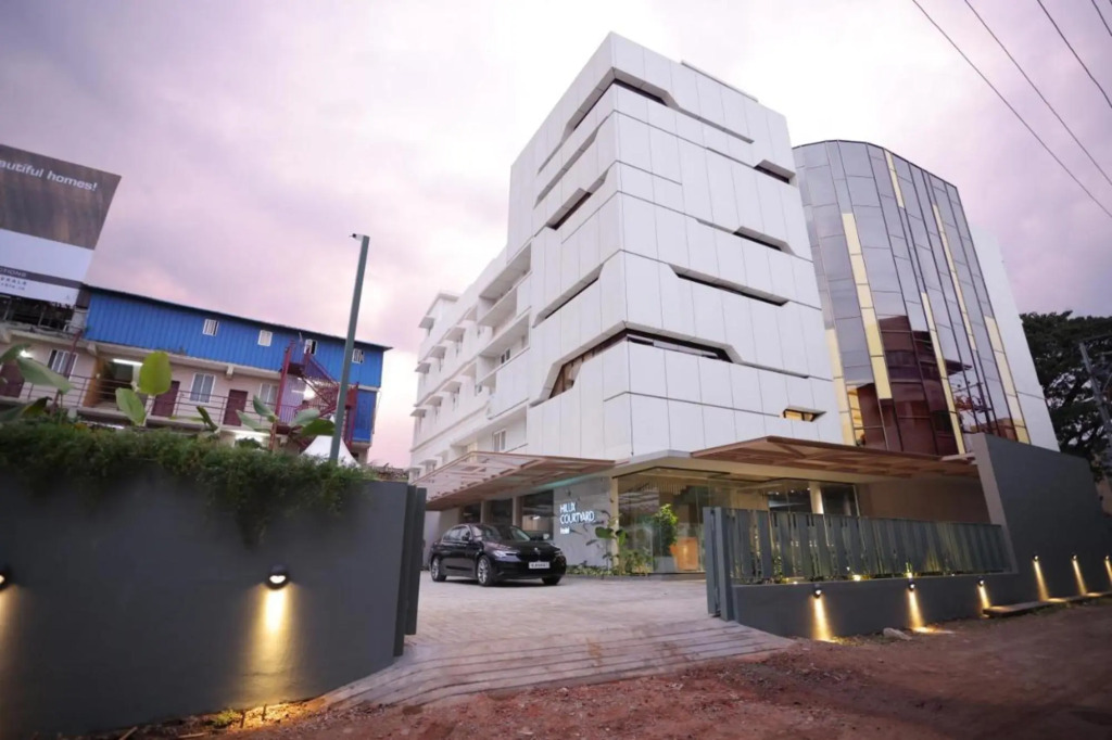 Перумал Ковил Пати: Hilux Courtyard
