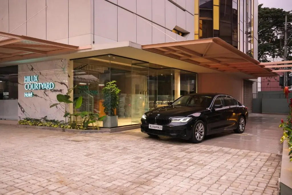 Перумал Ковил Пати: Hilux Courtyard