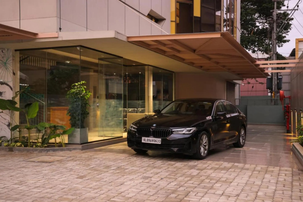 Перумал Ковил Пати: Hilux Courtyard