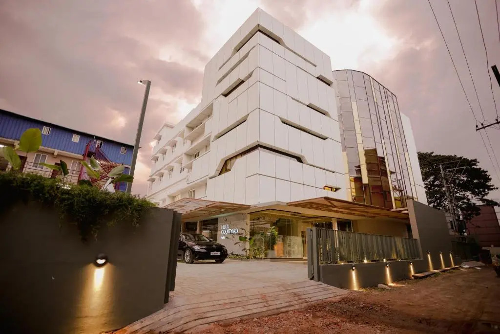 Перумал Ковил Пати: Hilux Courtyard