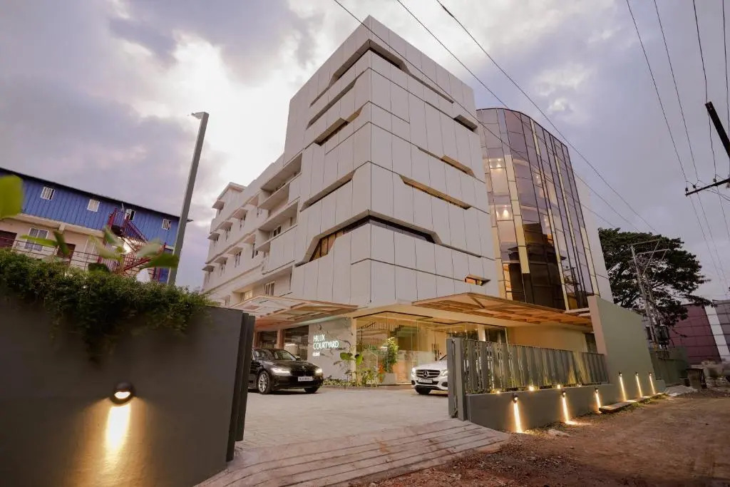 Перумал Ковил Пати: Hilux Courtyard