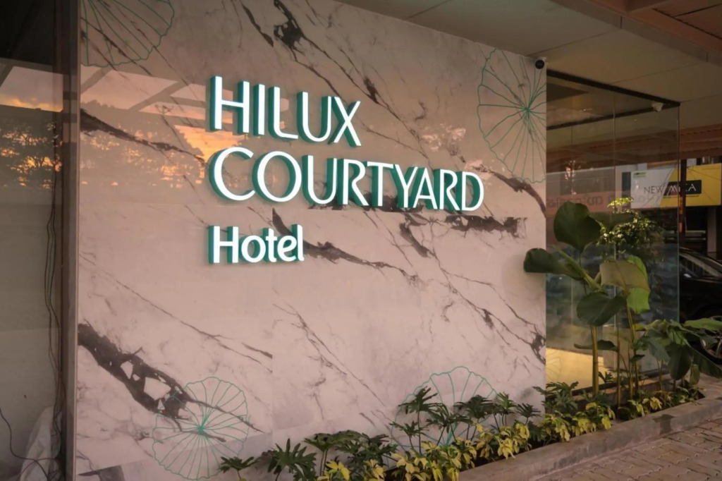 Перумал Ковил Пати: Hilux Courtyard
