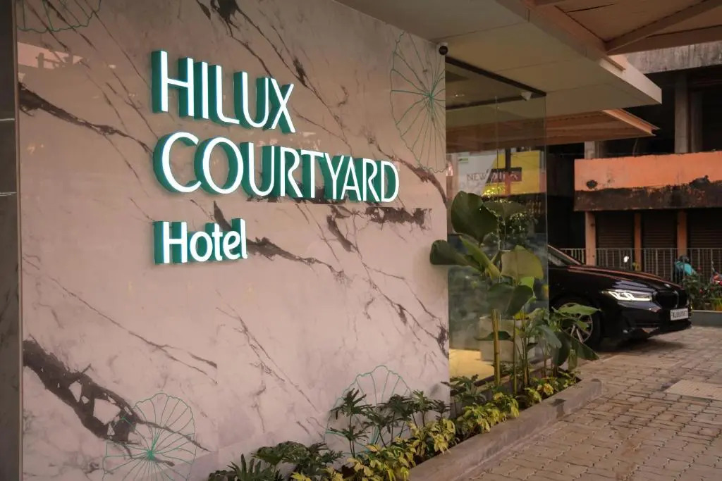 Перумал Ковил Пати: Hilux Courtyard