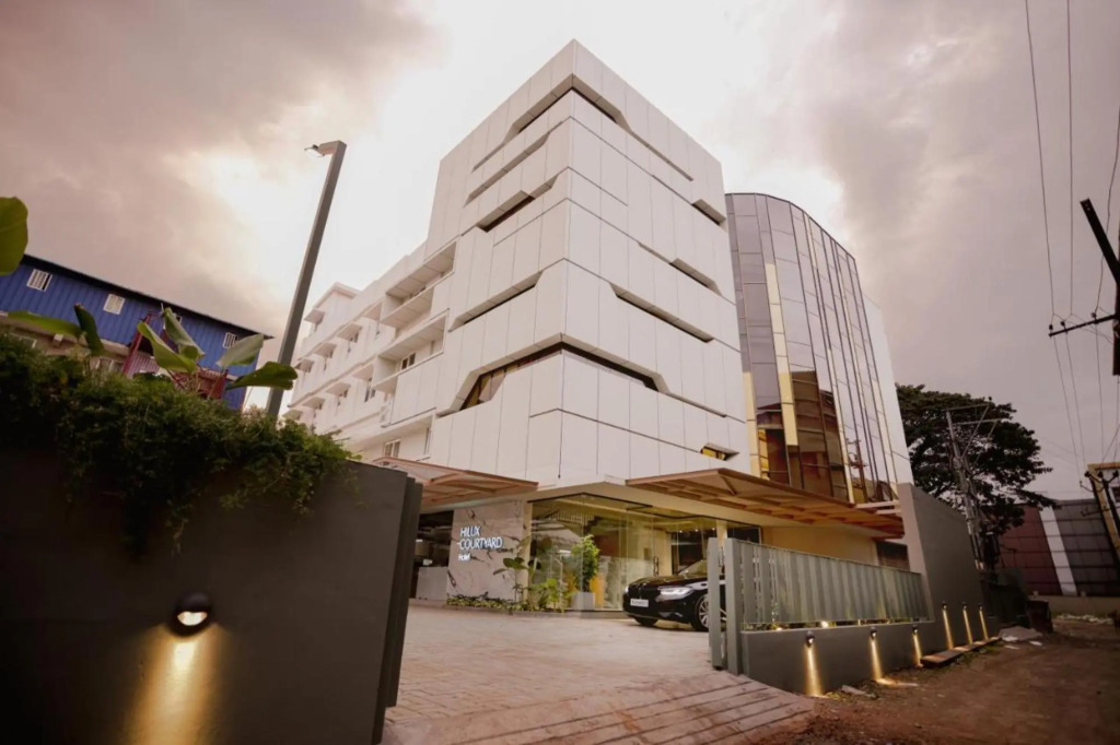 Перумал Ковил Пати: Hilux Courtyard