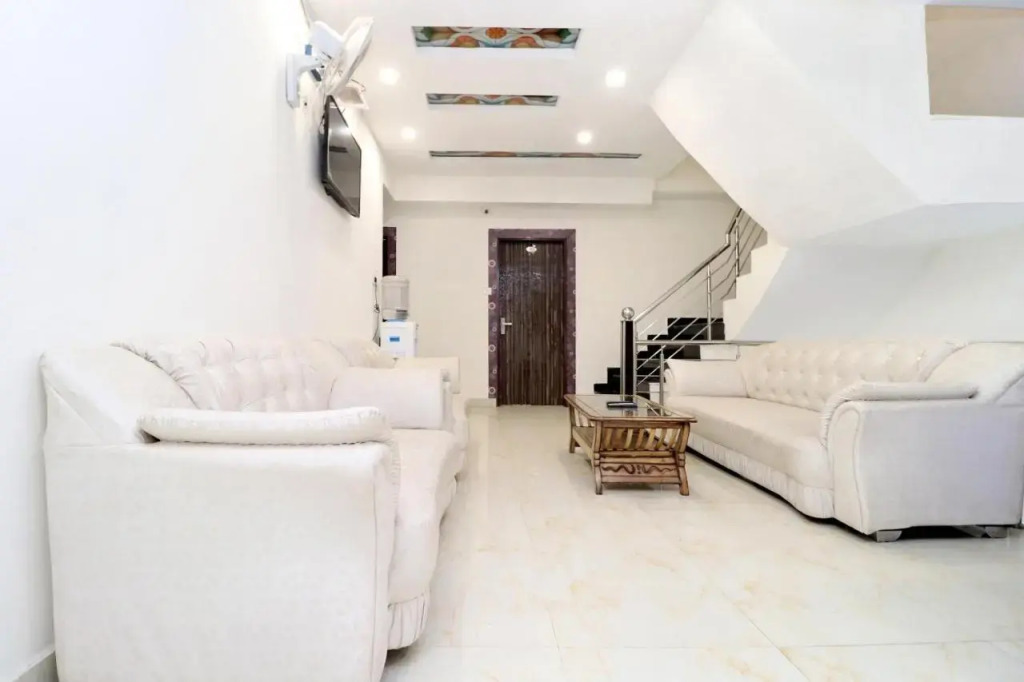 Чандигарх: Capital O 26689 Grand Vista