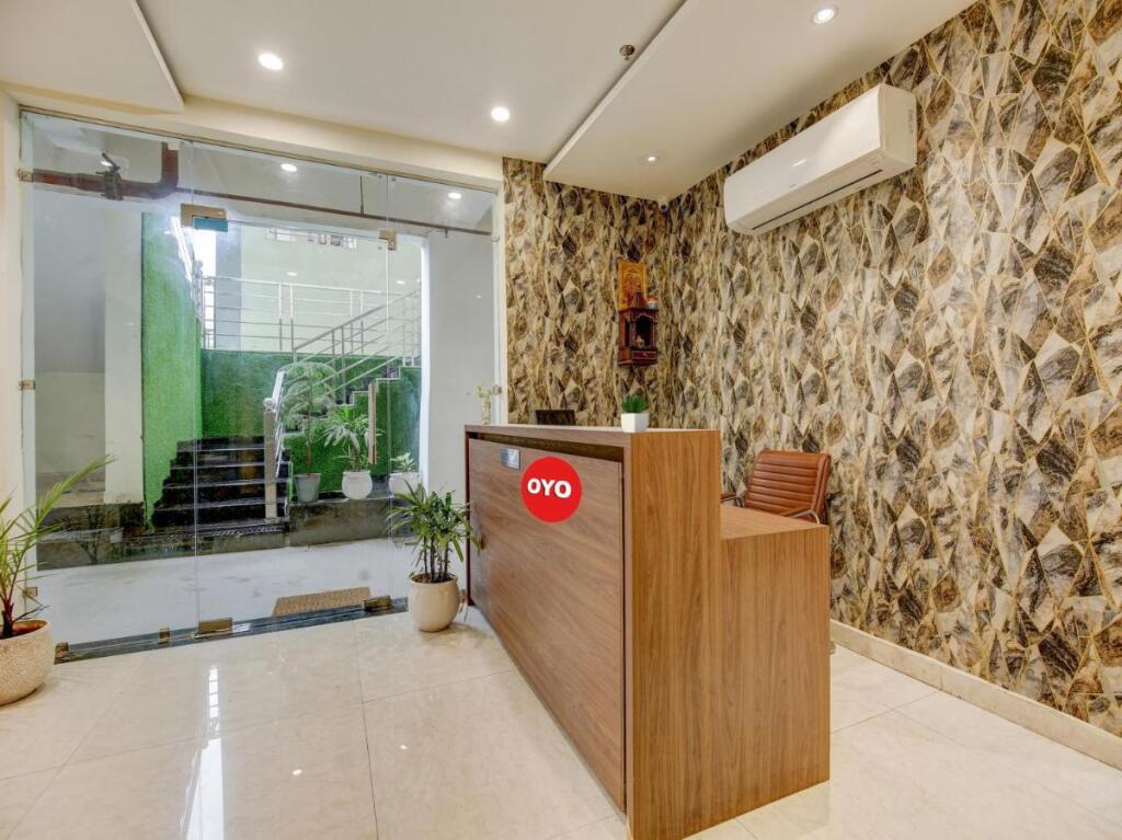 Зиракпур: OYO Flagship 70095 Lycors