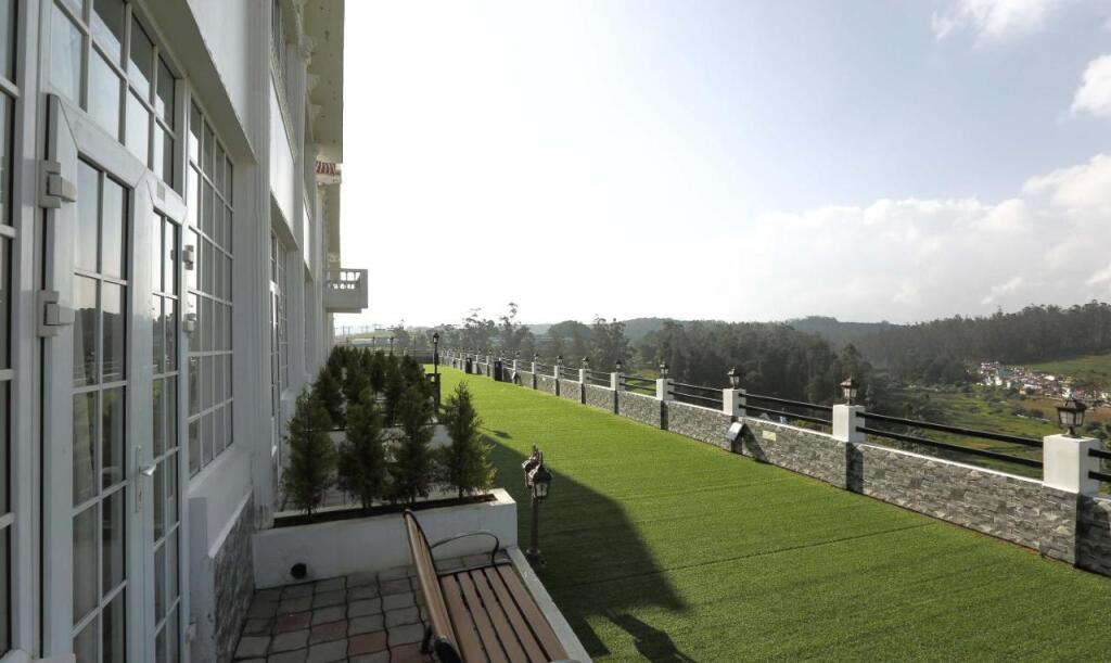 Ути: Treebo Skydale Inn & Suites With Mountain View