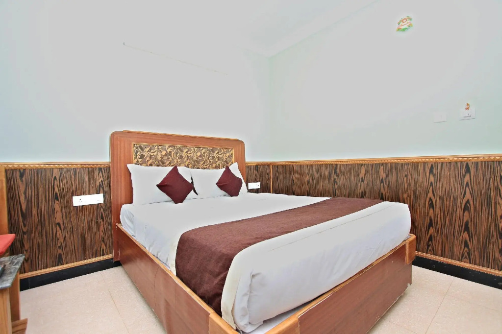 Ути: Capital O 8709 Hotel Rain Forest