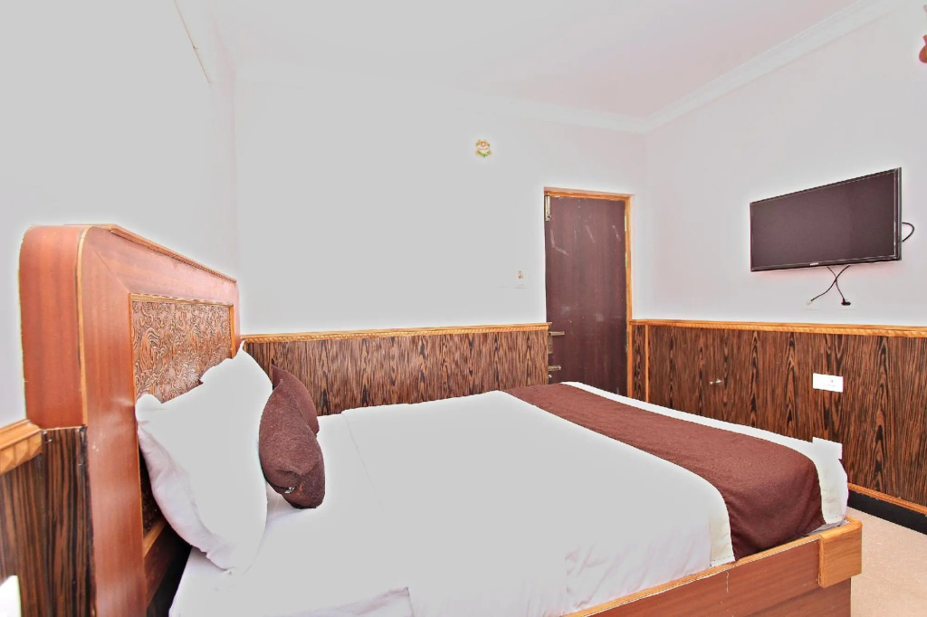 Ути: Capital O 8709 Hotel Rain Forest