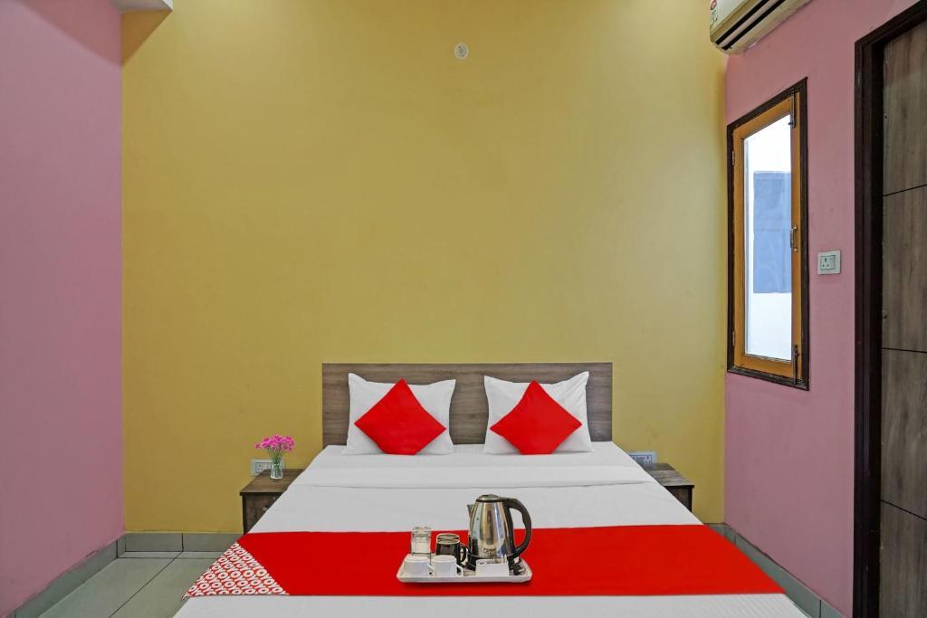 Большая Нойда: OYO Flagship 70296 S H J Hotel