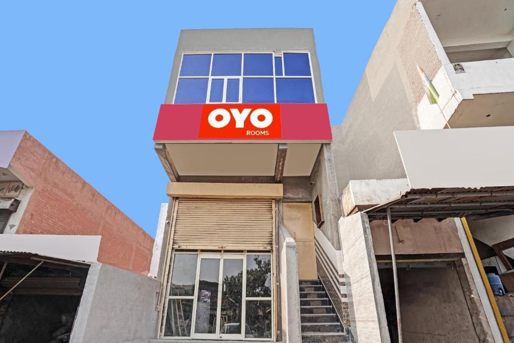 Большая Нойда: OYO Flagship 70296 S H J Hotel