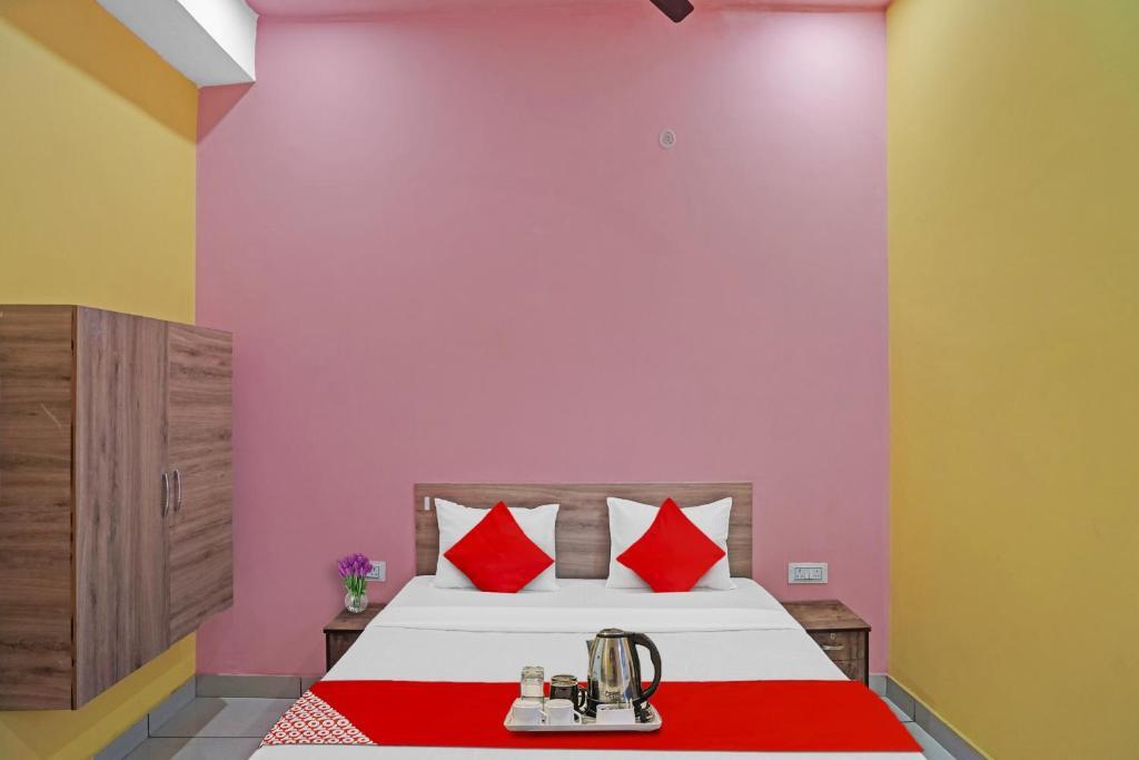 Большая Нойда: OYO Flagship 70296 S H J Hotel