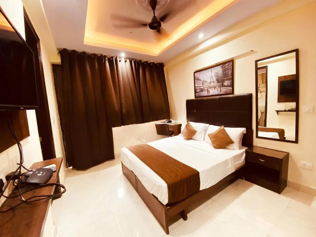 Нойда: Hotel Admire Inn "Atta Market, Noida Sector 18"