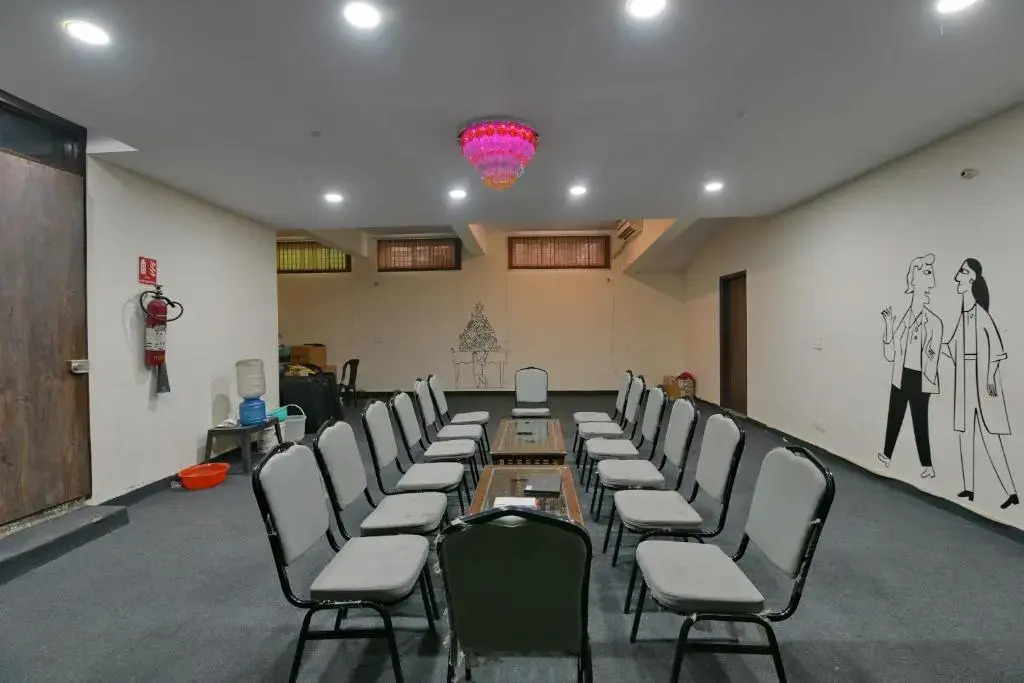 Нойда: Hotel Admire Inn "Atta Market, Noida Sector 18"