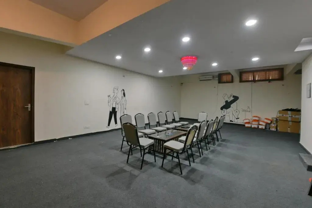 Нойда: Hotel Admire Inn "Atta Market, Noida Sector 18"