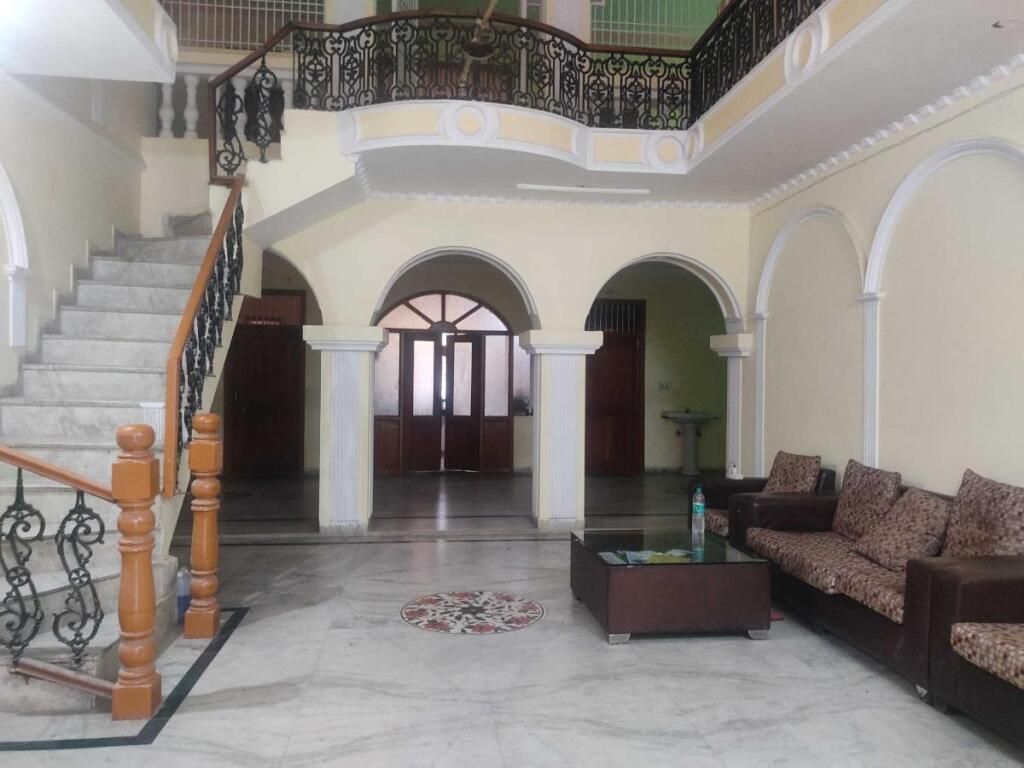 Большая Нойда: Oyo 91853 Hotel White House