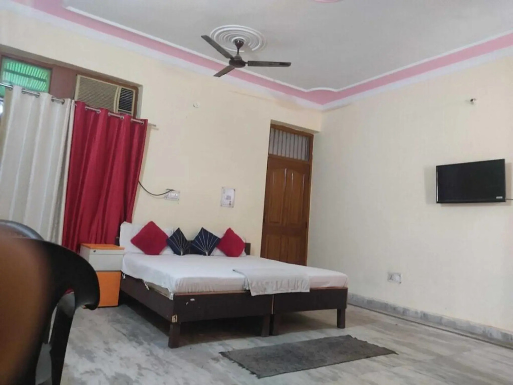 Большая Нойда: Oyo 91853 Hotel White House
