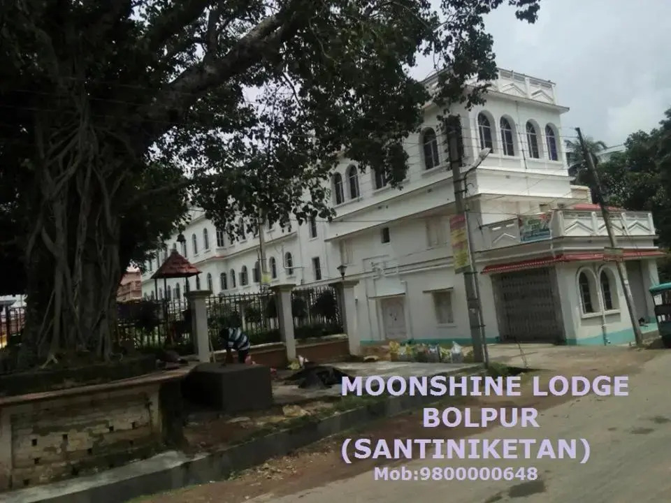 Болпур: Moonshine Lodge