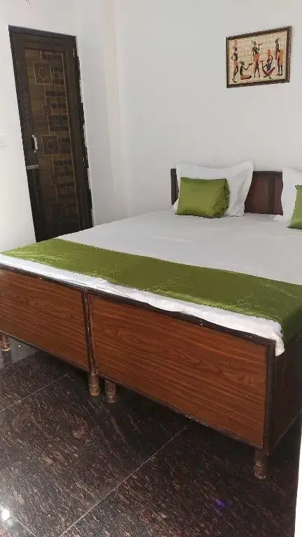 Фаридабад: Pop 89621 Hotel Yuvraj Place