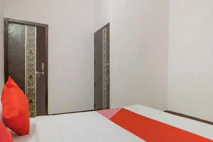 Фаридабад: Pop 89621 Hotel Yuvraj Place
