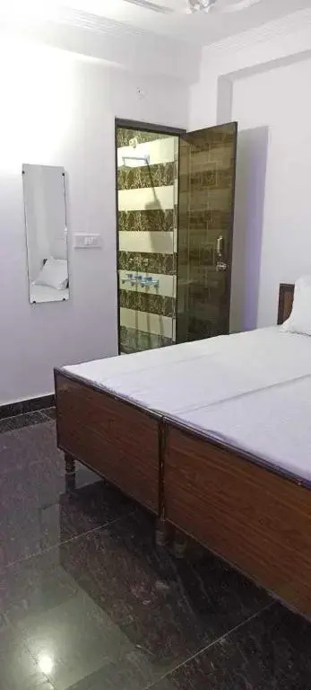 Фаридабад: Pop 89621 Hotel Yuvraj Place