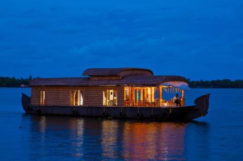 Кумараком: Abad Premium House Boat