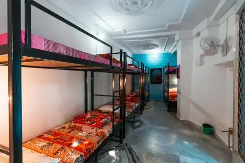 Пушкар: 12 Monks Backpackers Community