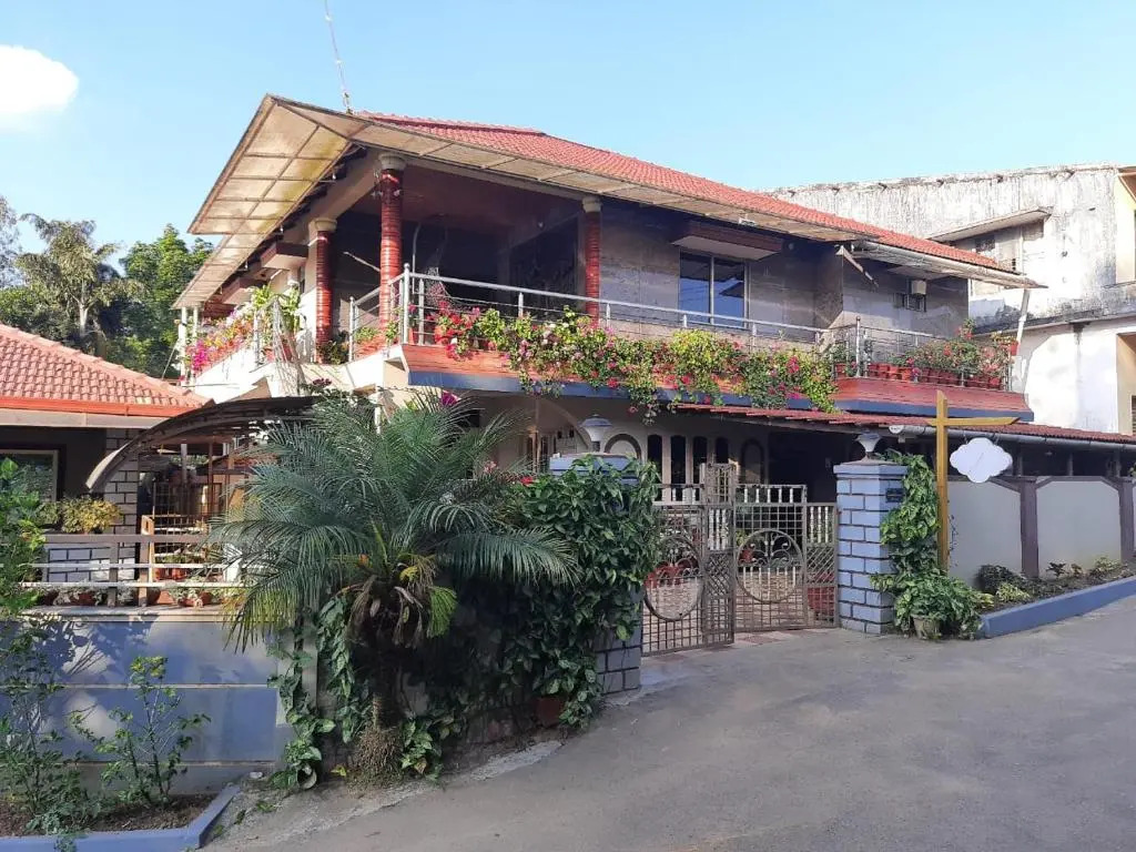 Кушалнагар: Srinikethana Home Stay with Swimming Pool