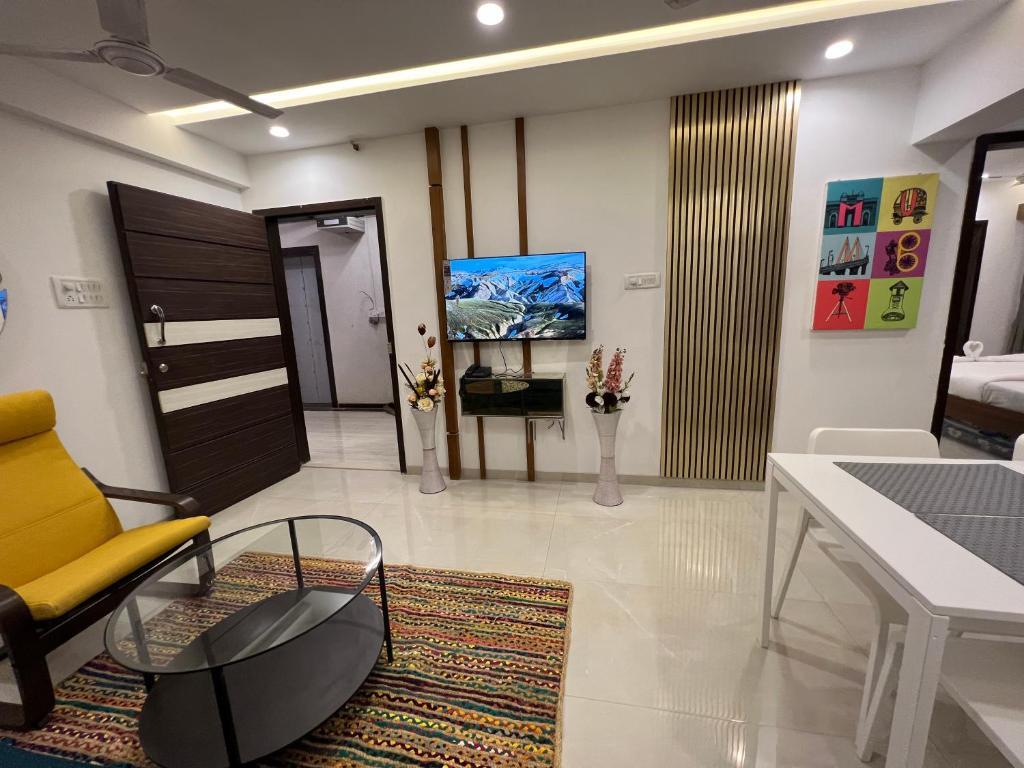Мумбаи: 2BR Mumbai theme service apartment for staycation by FLORA STAYS