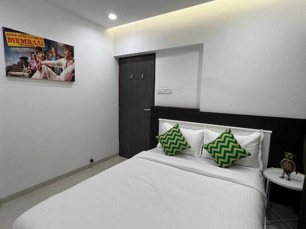 2BR Mumbai theme service apartment for staycation by FLORA STAYS — фото 2
