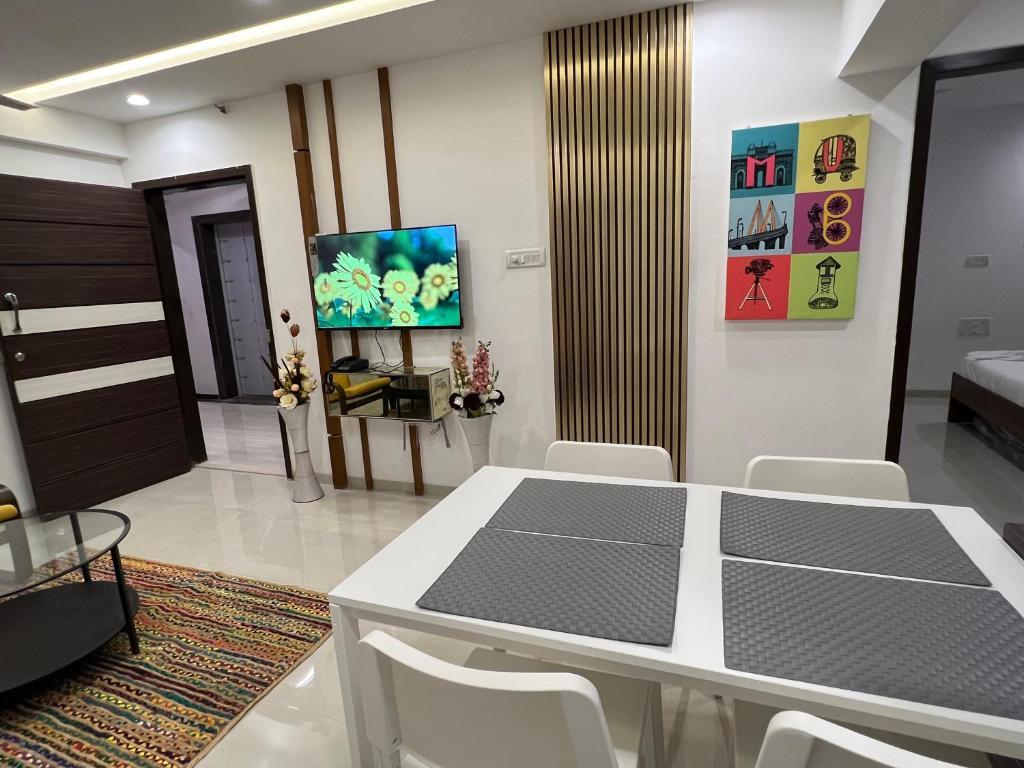 Мумбаи: 2BR Mumbai theme service apartment for staycation by FLORA STAYS